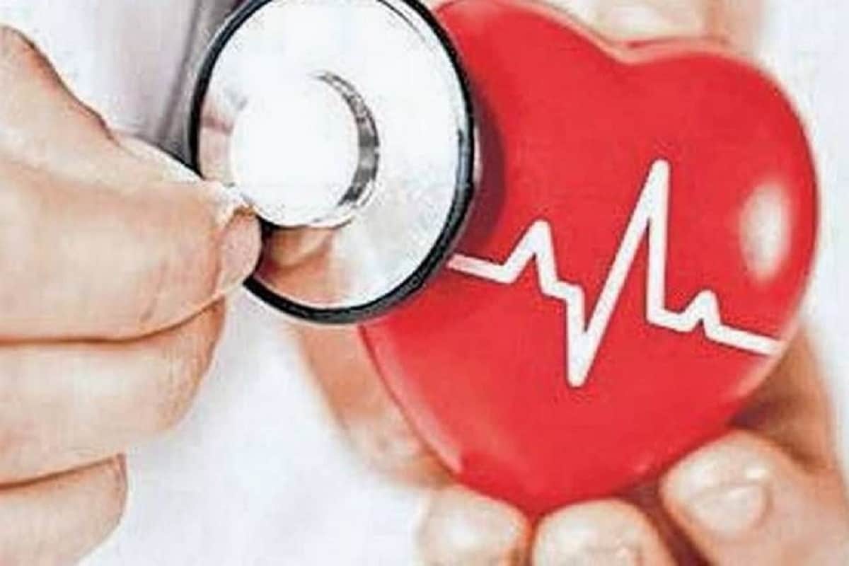 हा आजार म्हणजे स्ट्रोक. मानसिक गोंधळ, बोलताना समस्या, समजून घेण्यात अडचण, पाहण्यात त्रास, चालताना अडखळणं, तोल जाणं, शरीराचा समन्वय नसणं ही स्ट्रोकची सर्वसामान्य लक्षणं. हा आजार म्हणजे स्ट्रोक. मानसिक गोंधळ, बोलताना समस्या, समजून घेण्यात अडचण, पाहण्यात त्रास, चालताना अडखळणं, तोल जाणं, शरीराचा समन्वय नसणं ही स्ट्रोकची सर्वसामान्य लक्षणं.