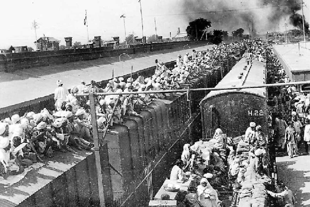 13 ऑगस्टला भारतात राहणाऱ्या मुस्लिम महिलांनी नवी दिल्ली रेल्वे स्टेशनहून पाकिस्तानला जाणारी ट्रेन पकडली. खचाखच भरलेल्या ट्रेनमधील या महिला पाकिस्तानात आपलं नवं घर पुन्हा उभं करण्यासाठी रवाना झाल्या. नवी दिल्ली स्टेशनवर काळजाला हात घालणारी ही दृश्यं पाहायला मिळाली. 13 ऑगस्टला भारतात राहणाऱ्या मुस्लिम महिलांनी नवी दिल्ली रेल्वे स्टेशनहून पाकिस्तानला जाणारी ट्रेन पकडली. खचाखच भरलेल्या ट्रेनमधील या महिला पाकिस्तानात आपलं नवं घर पुन्हा उभं करण्यासाठी रवाना झाल्या. नवी दिल्ली स्टेशनवर काळजाला हात घालणारी ही दृश्यं पाहायला मिळाली.