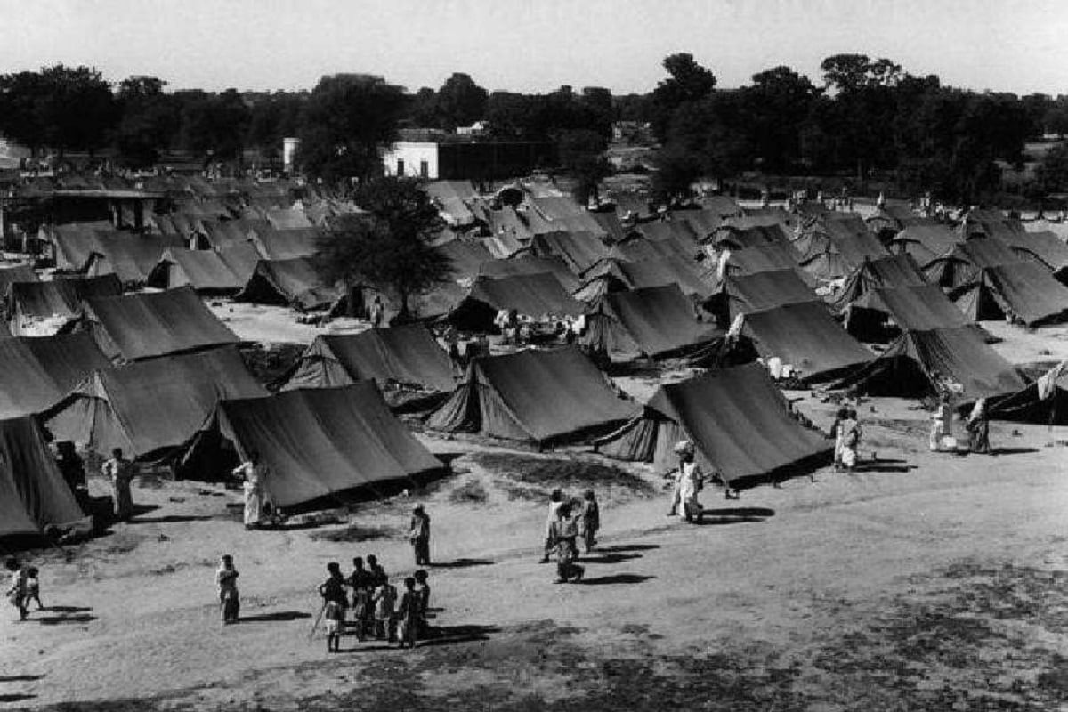त्यावेळी त्रिपुरा भारताचा भाग नव्हतं. तिथं राजेशाही होती. 13 अगस्त 1947 रोजी त्रिपुराची महाराणी कंचनप्रवा देवी यांनी त्रिपुरा भारतात समाविष्ट करण्याचा निर्णय घेतला आणि त्रिपुरा भारताचा भाग झाला. तर भोपाळचे नवाब हमीदुल्ला खान आणि हैदराबादचे निजाम यांनी आपल्या राज्याला भारतात समाविष्ट करण्यास विरोध केला होतो आणि स्वतंत्र राज्य ठेवण्याचा निर्णय घेतला होता. त्यावेळी त्रिपुरा भारताचा भाग नव्हतं. तिथं राजेशाही होती. 13 अगस्त 1947 रोजी त्रिपुराची महाराणी कंचनप्रवा देवी यांनी त्रिपुरा भारतात समाविष्ट करण्याचा निर्णय घेतला आणि त्रिपुरा भारताचा भाग झाला. तर भोपाळचे नवाब हमीदुल्ला खान आणि हैदराबादचे निजाम यांनी आपल्या राज्याला भारतात समाविष्ट करण्यास विरोध केला होतो आणि स्वतंत्र राज्य ठेवण्याचा निर्णय घेतला होता.