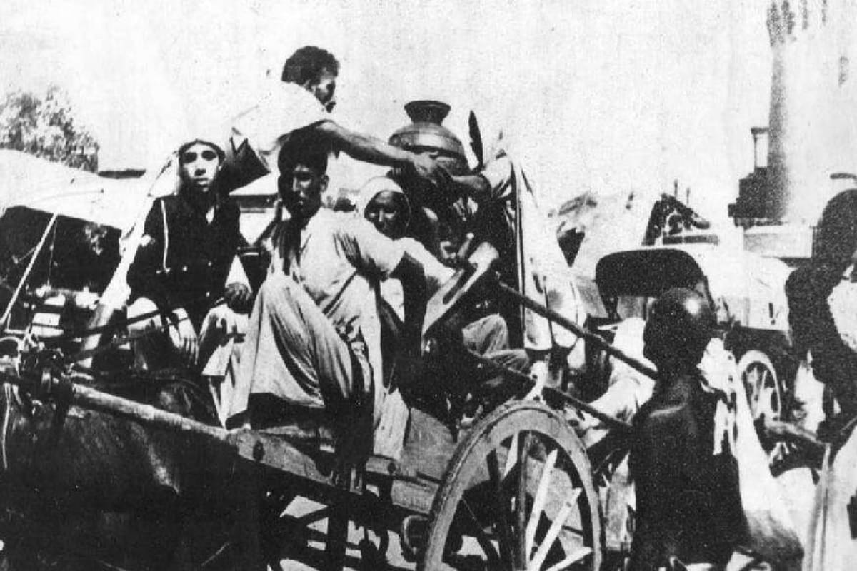 दोन्ही देशांमध्ये फक्त 50 ते 60 दिवसांत लाखो लोकांचं स्थलांतर झालं होतं. इतक्या प्रमाणात स्थलांतर जगात कुठेच झालं नव्हतं. एका आकडेवारीनुसार जवळपास 1.45 कोटी लोक स्थलांतरित झाले. 1951 च्या जनगणनेनुसार विभाजनानंतर जवळपास 72 लाख 26 हजार मुसलमान हिंदुस्तान सोडून पाकिस्तानात गेले आणि जवळपास 72 लाख 49 हजार हिंदू आणि शीख पाकिस्तानात सोडून हिंदुस्तानात आले. दोन्ही देशांमध्ये फक्त 50 ते 60 दिवसांत लाखो लोकांचं स्थलांतर झालं होतं. इतक्या प्रमाणात स्थलांतर जगात कुठेच झालं नव्हतं. एका आकडेवारीनुसार जवळपास 1.45 कोटी लोक स्थलांतरित झाले. 1951 च्या जनगणनेनुसार विभाजनानंतर जवळपास 72 लाख 26 हजार मुसलमान हिंदुस्तान सोडून पाकिस्तानात गेले आणि जवळपास 72 लाख 49 हजार हिंदू आणि शीख पाकिस्तानात सोडून हिंदुस्तानात आले.