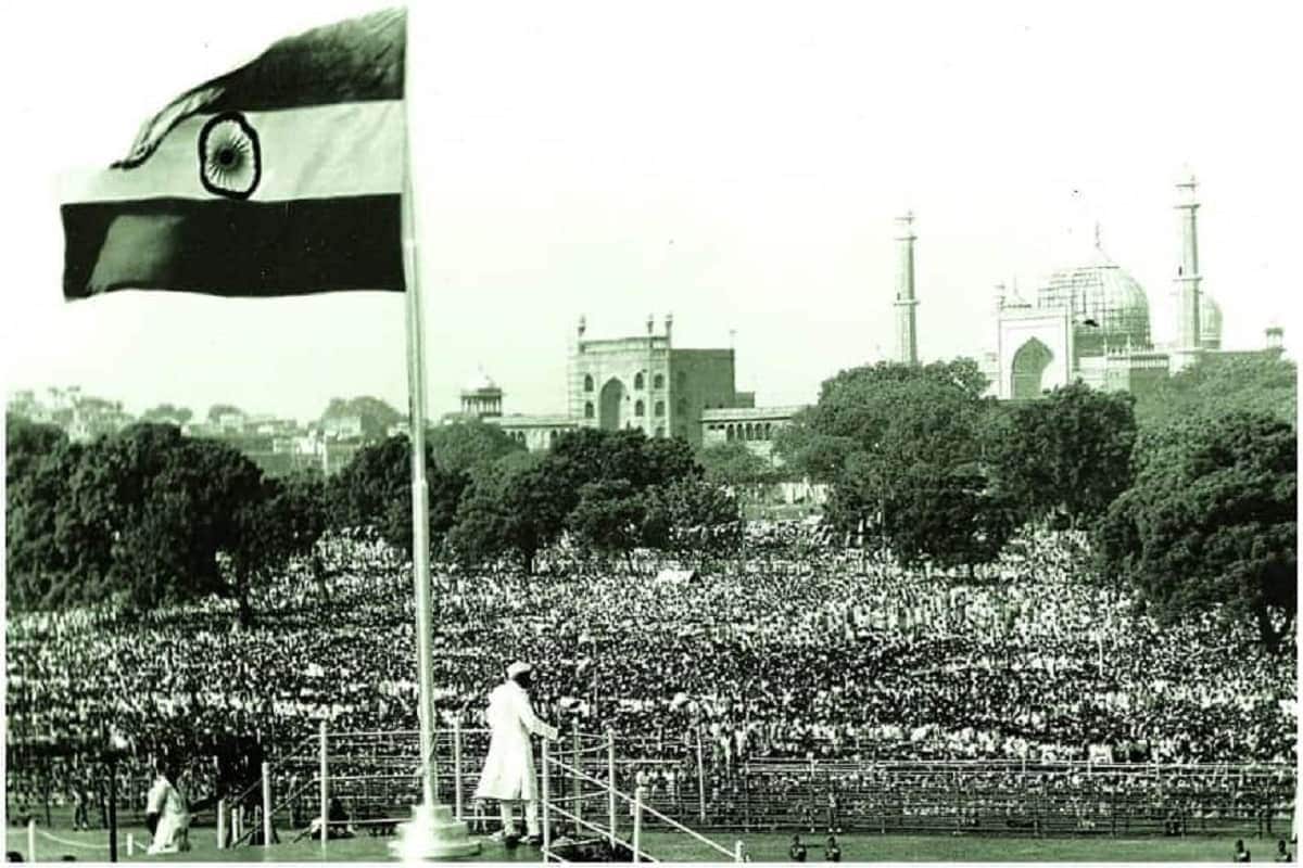 15 ऑगस्ट 1947 मध्यरात्री 12 वाजता भारताच्या स्वातंत्र्याची घोषणा करण्यात आली. मात्र भारताच्या स्वातंत्र्यदिनाची ही तारीख आणि वेळ अचानक ठरलेली नाही. या तारखेमागे आणि वेळेमागेदेखील इतिहास आहे. 15 ऑगस्ट 1947 मध्यरात्री 12 वाजता भारताच्या स्वातंत्र्याची घोषणा करण्यात आली. मात्र भारताच्या स्वातंत्र्यदिनाची ही तारीख आणि वेळ अचानक ठरलेली नाही. या तारखेमागे आणि वेळेमागेदेखील इतिहास आहे.