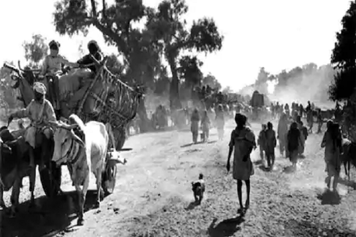 स्वातंत्र्य मिळण्याच्या फक्त दोन दिवस आधी भारताने सोविय युनियनसह मैत्री आणि जवळीक ठेवण्याचा निर्णय घेतला. या निर्णयामुळे हिंदुस्तानाला बळकटी मिळाली. 13 ऑगस्ट 1947 रोजीजच फेडरल कोर्टचे चीफ जस्टिस सर हरिलाल जेकिसुनदास कनिया भारताचे सरन्यायाधीश बनले होते. तर मुस्लिम समुदायासाठी हा आनदाचा दिवस होतो. 13 ऑगस्टनंतर एक दिवसांनी म्हणजे 14 ऑगस्टला पाकिस्तान स्वतंत्र झाला होता. स्वातंत्र्य मिळण्याच्या फक्त दोन दिवस आधी भारताने सोविय युनियनसह मैत्री आणि जवळीक ठेवण्याचा निर्णय घेतला. या निर्णयामुळे हिंदुस्तानाला बळकटी मिळाली. 13 ऑगस्ट 1947 रोजीजच फेडरल कोर्टचे चीफ जस्टिस सर हरिलाल जेकिसुनदास कनिया भारताचे सरन्यायाधीश बनले होते. तर मुस्लिम समुदायासाठी हा आनदाचा दिवस होतो. 13 ऑगस्टनंतर एक दिवसांनी म्हणजे 14 ऑगस्टला पाकिस्तान स्वतंत्र झाला होता.