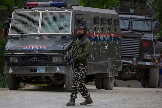 BREAKING: पुलवामामध्ये चकमक: एका जवानाला वीरमरण तर अतिरेक्याचा खात्मा