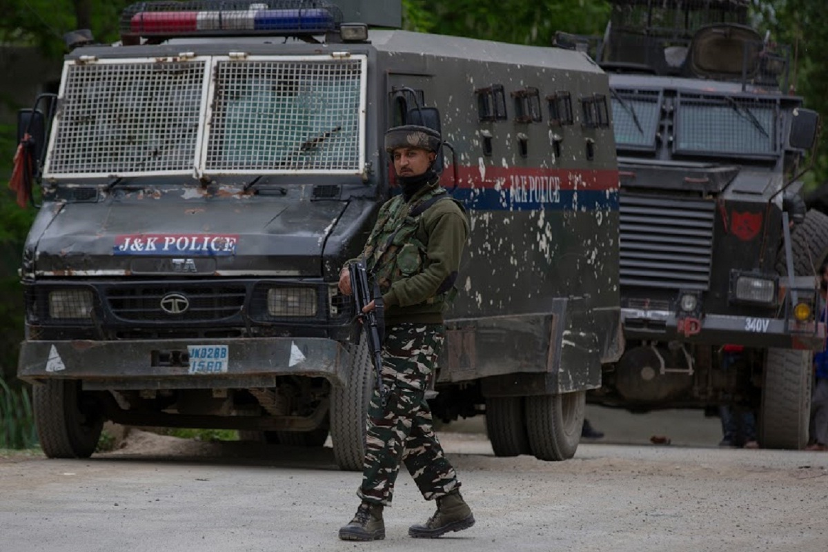 BREAKING: पुलवामामध्ये चकमक: एका जवानाला वीरमरण तर अतिरेक्याचा खात्मा