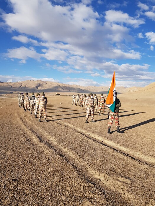  लडाखमध्ये 17,000 फूट उंचीवर तिरंगा झेंडा फडकावून जवानांनी स्वातंत्र्य दिन साजरा केला.