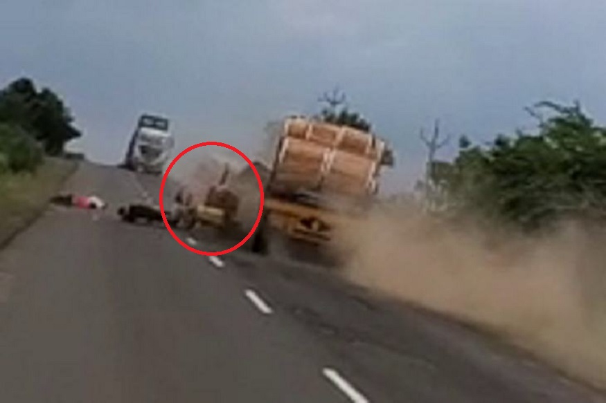 ...आणि एका क्षणात झाले ट्रॅक्टरचे दोन तुकडे, बाइक चालकाचा मृत्यू; पाहा भयंकर अपघाताचा LIVE VIDEO