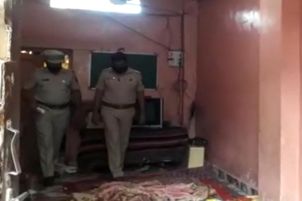 पहिल्या पतीचे नातेवाईक जीवावर उठले, घरात घुसून चाकूने वार करून महिलेला संपवले