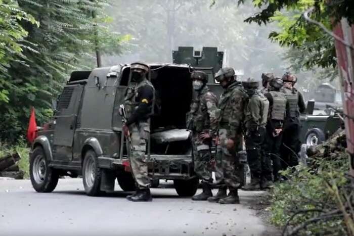 आज दुपारी पाकिस्तानकडून शस्त्रसंधीचं उल्लंघन करण्यात आलं आहे. यावेळी पाकिस्तानने तीन ठिकाणी शस्त्रसंधीचं उल्लंघन करीत गोळीबार सुरू केला. अनेक ठिकाणी तर बॉम्ब हल्लाही केला जात होता.