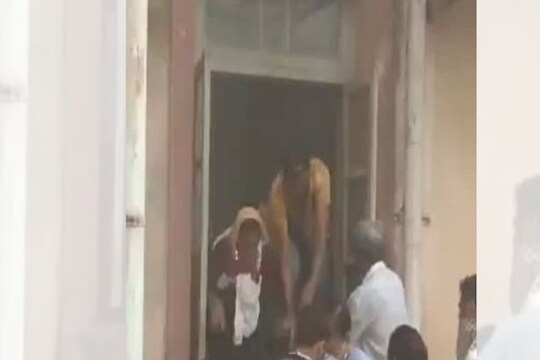 हॉस्पिटलच्या  ICUमध्ये लागली आग, 9 रुग्णांना खिडकी तोडून काढलं बाहेर; पाहा VIDEO