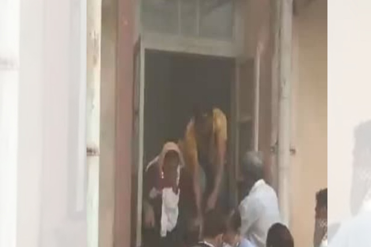 हॉस्पिटलच्या  ICUमध्ये लागली आग, 9 रुग्णांना खिडकी तोडून काढलं बाहेर; पाहा VIDEO