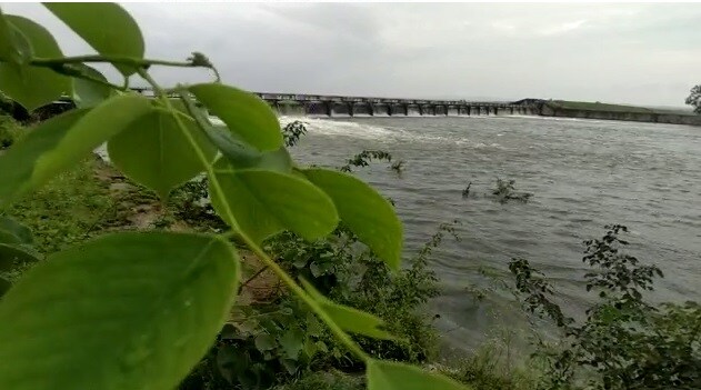 सुमारे 788 दशलक्ष घनफुट क्षमतेचे हे धरण असून या धरणावर जेजुरी, जेजुरी औद्योगिक क्षेत्र त्याच बरोबर पुरंदर व बारामती तालुक्यातील 50 गावांचा पिण्याच्या पाण्याच्या योजनेचा प्रश्न मार्गी लावणारे आहे. त्याचबरोबर दोन्ही तालुक्यातील लाभक्षेत्रातील एकूण 3500 हेक्टर शेतजमिनीच्या सिंचनाचा प्रश्नही मिटला आहे. सुमारे 788 दशलक्ष घनफुट क्षमतेचे हे धरण असून या धरणावर जेजुरी, जेजुरी औद्योगिक क्षेत्र त्याच बरोबर पुरंदर व बारामती तालुक्यातील 50 गावांचा पिण्याच्या पाण्याच्या योजनेचा प्रश्न मार्गी लावणारे आहे. त्याचबरोबर दोन्ही तालुक्यातील लाभक्षेत्रातील एकूण 3500 हेक्टर शेतजमिनीच्या सिंचनाचा प्रश्नही मिटला आहे.
