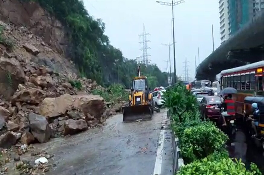 डोंगराच्या पायथ्याशी कोसळलेला दरडीचा भाग जर काढला तर डोंगराचा आणखी काही भाग कोसळण्याची भीती आहे. खबरदारी म्हणून दरड हटवण्याचे काम थांबवण्यात आले आहे. डोंगराच्या पायथ्याशी कोसळलेला दरडीचा भाग जर काढला तर डोंगराचा आणखी काही भाग कोसळण्याची भीती आहे. खबरदारी म्हणून दरड हटवण्याचे काम थांबवण्यात आले आहे.