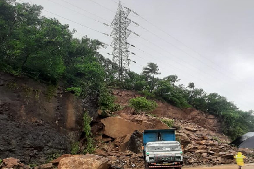 कोरोनाशी दोन हात करणाऱ्या मुंबईनगरीत पावसाने धुमशान घातले आहे. कांदिवलीजवळील पश्चिम द्रुतगती महामार्गावर आज सकाळी दरड कोसळली. कोरोनाशी दोन हात करणाऱ्या मुंबईनगरीत पावसाने धुमशान घातले आहे. कांदिवलीजवळील पश्चिम द्रुतगती महामार्गावर आज सकाळी दरड कोसळली.