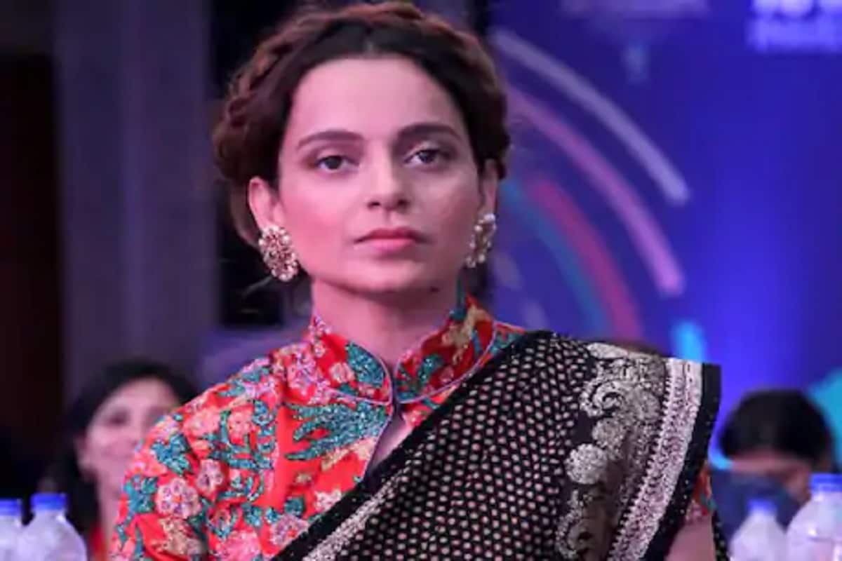 अधिकाऱ्यांनी दिलेल्या माहितीनुसार, CRPF जवानांकडून सुरक्षा मिळणारी कंगना रणौत ही पहिली आणि एकमेव बॉलिवूड स्टार आहे. अधिकाऱ्यांनी दिलेल्या माहितीनुसार, CRPF जवानांकडून सुरक्षा मिळणारी कंगना रणौत ही पहिली आणि एकमेव बॉलिवूड स्टार आहे.
