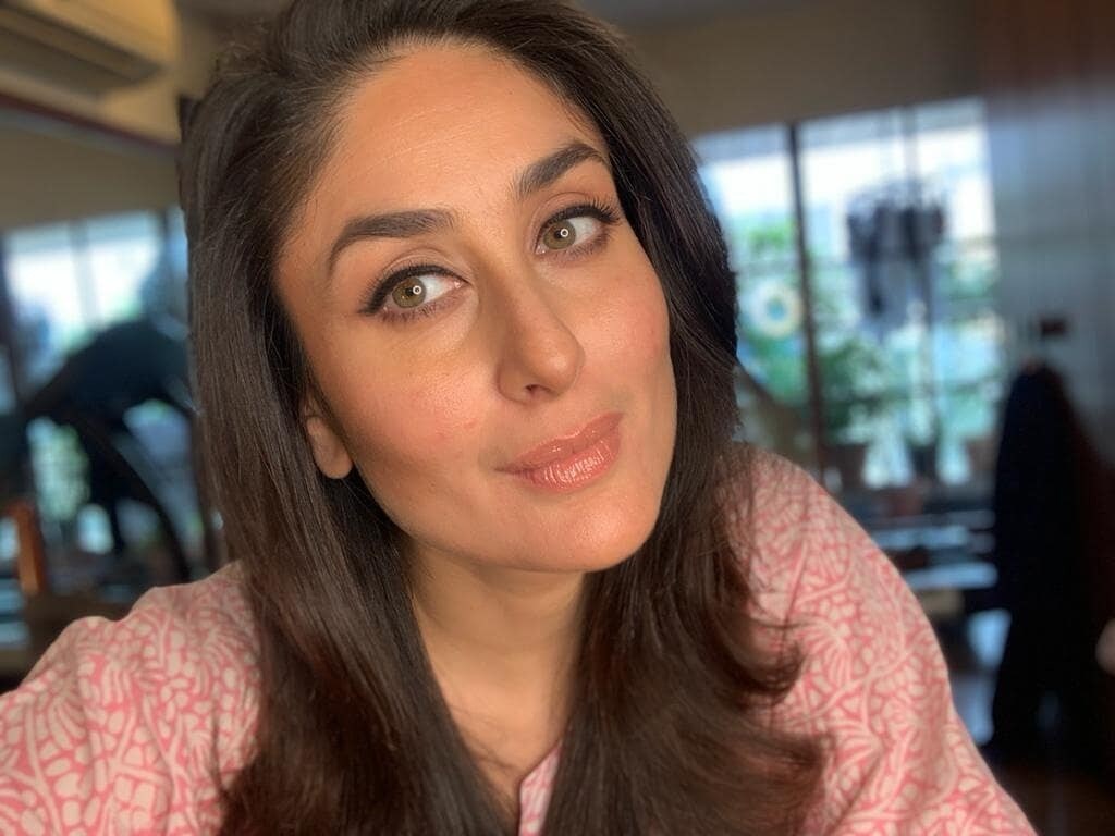 गूड न्यूज दिल्यानंतर दुसऱ्याच दिवशी करीनाने आपला पहिला फोटो शेअर केला. ज्यामध्ये ती खूपच सुंदर दिसते आहे. 'एक आणखी दिवस, एक आणखी शूट आणि माझा एक फेव्हरेट सेल्फी', असं कॅप्शन याला दिलं आहे. गूड न्यूज दिल्यानंतर दुसऱ्याच दिवशी करीनाने आपला पहिला फोटो शेअर केला. ज्यामध्ये ती खूपच सुंदर दिसते आहे. 'एक आणखी दिवस, एक आणखी शूट आणि माझा एक फेव्हरेट सेल्फी', असं कॅप्शन याला दिलं आहे.