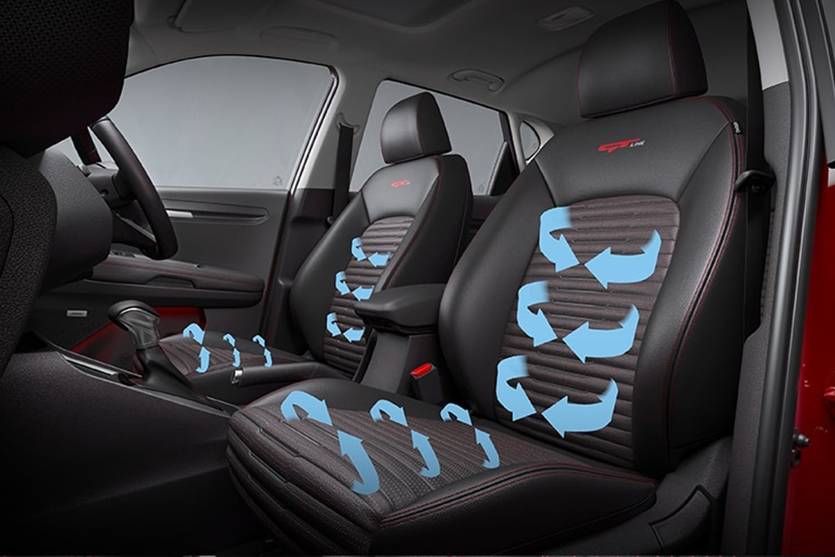 Kia Sonet ही आपल्या सेगमेंटमध्ये Hyundai Venue, Maruti Suzuki Vitara Brezza, Mahindra XUV300, Ford EcoSport आणि Tata Nexon गाड्यांना टक्कर देणार आहे. Kia Sonet ही आपल्या सेगमेंटमध्ये Hyundai Venue, Maruti Suzuki Vitara Brezza, Mahindra XUV300, Ford EcoSport आणि Tata Nexon गाड्यांना टक्कर देणार आहे.