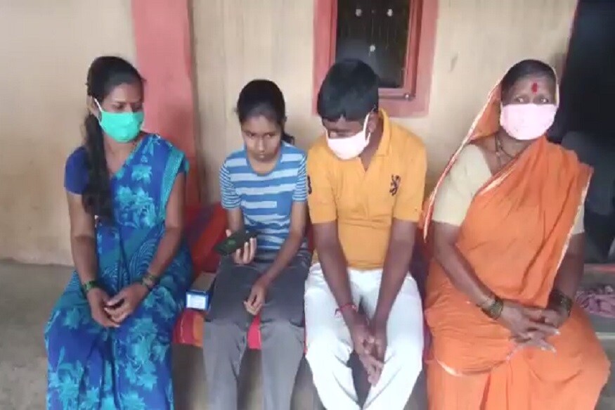अतिशय गरीब कुटुंबातील ऋतुजाच्या पंखास बळ देण्याबाबतचे वृत्त प्रसिद्ध होताच त्याची तातडीने दखल घेऊन अमोल कोल्हे यांनी तातडीने आपल्या 'जगदंब प्रतिष्ठान'चे सदस्य ऋतुजाच्या घरी पाठवले. या कार्यकर्त्यांच्या हस्ते ऋतुजाला ऑनलाईन अभ्यासासाठी आवश्यक असणारा अॅण्ड्रॉईड मोबाईल भेट देण्यात आला. तसेच तिचे डॉक्टर होण्याचे स्वप्न पूर्ण करण्यासाठी तिचे शैक्षणिक पालकत्व स्वीकारुन सर्वतोपरी मदत करण्याचे आश्वासन दिले. अतिशय गरीब कुटुंबातील ऋतुजाच्या पंखास बळ देण्याबाबतचे वृत्त प्रसिद्ध होताच त्याची तातडीने दखल घेऊन अमोल कोल्हे यांनी तातडीने आपल्या 'जगदंब प्रतिष्ठान'चे सदस्य ऋतुजाच्या घरी पाठवले. या कार्यकर्त्यांच्या हस्ते ऋतुजाला ऑनलाईन अभ्यासासाठी आवश्यक असणारा अॅण्ड्रॉईड मोबाईल भेट देण्यात आला. तसेच तिचे डॉक्टर होण्याचे स्वप्न पूर्ण करण्यासाठी तिचे शैक्षणिक पालकत्व स्वीकारुन सर्वतोपरी मदत करण्याचे आश्वासन दिले.