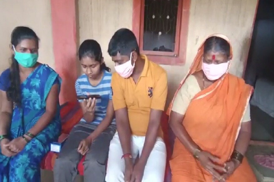 अमोल कोल्हे यांनी या विद्यार्थिनीला डॉक्टर होण्याचे तिचे स्वप्न पूर्ण करण्यासाठी सर्वतोपरी मदत देण्याचे आश्वासन दिले. तसंच ऑनलाईन शिक्षण घेता यावे यासाठी खासदार डॉ. अमोल कोल्हे यांच्या 'जगदंब प्रतिष्ठान'च्या वतीने तिला अॅण्ड्रॉईड मोबाईल भेट देण्यात आला. अमोल कोल्हे यांनी या विद्यार्थिनीला डॉक्टर होण्याचे तिचे स्वप्न पूर्ण करण्यासाठी सर्वतोपरी मदत देण्याचे आश्वासन दिले. तसंच ऑनलाईन शिक्षण घेता यावे यासाठी खासदार डॉ. अमोल कोल्हे यांच्या 'जगदंब प्रतिष्ठान'च्या वतीने तिला अॅण्ड्रॉईड मोबाईल भेट देण्यात आला.