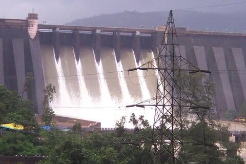 पाणी पातळी वाढल्यामुळे धरणांमधून विसर्ग सुरू झाला आहे.  चांदोली आणि कोयना धरणातून  सुरू झाला आहे.