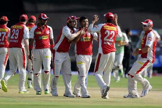 2014मध्ये कोलकाता नाइट रायडर्सनं स्पर्धा जिंकली होती. मात्र यएइमध्ये किंग्ज इलेव्हन पंजाब (Kings XI Punjab) संघाचे वर्चस्व होते. या संघाने आतापर्यंत एकदाही विजेतेपद जिंकले नसले तरी, युएइमध्ये त्यांचा रेकॉर्ड जबरदस्त आहे.

