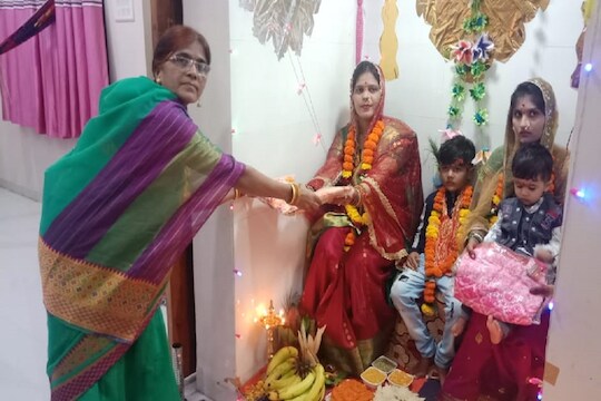 चालत्या-बोलत्या महालक्ष्मी.. सासूबाईनं केलं दोन्ही सुनांचं गौरी म्हणून पूजन!