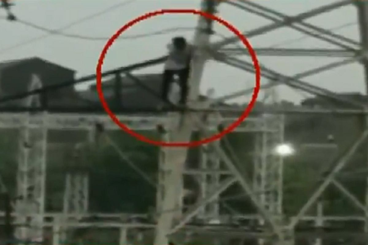 बाइक नाही दिली म्हणून रागात 100 फूट उंच विजेच्या खांबावरून मारली उडी, थरारक LIVE VIDEO