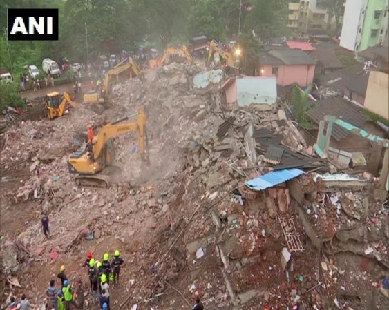 पावसामुळे बचावकार्यात अडथळा निर्माण होत आहे. मात्र सोमवारी संध्याकाळपासून सलग हे कार्य सुरू आहे. पावसामुळे बचावकार्यात अडथळा निर्माण होत आहे. मात्र सोमवारी संध्याकाळपासून सलग हे कार्य सुरू आहे.