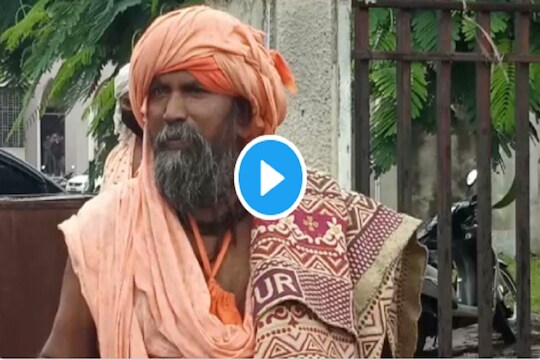 'मला कोव्हिड सेंटरमध्ये करमत नाही,' रुसलेले कोरोनाबाधित महाराज थेट रस्त्यावर येऊन बसले