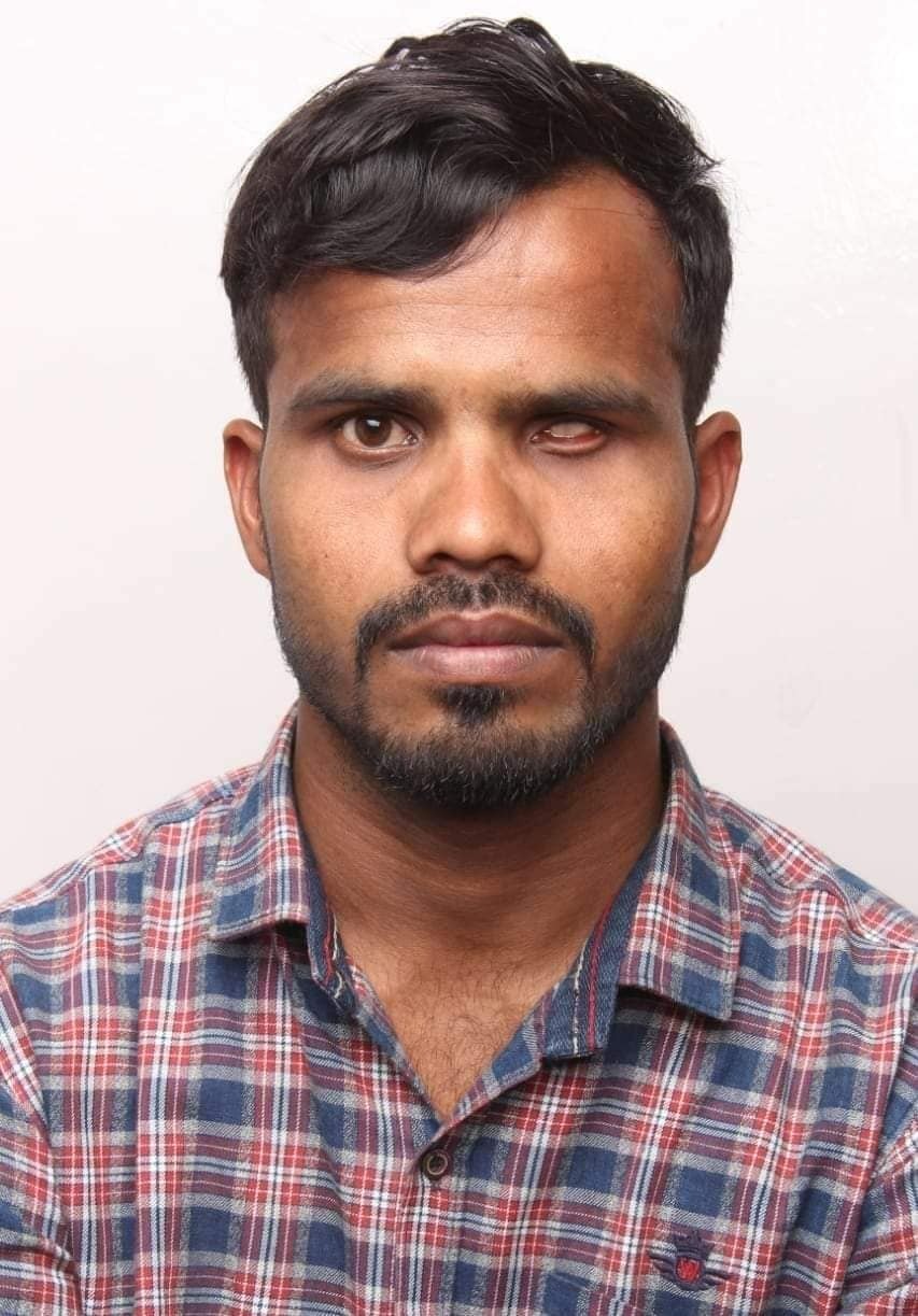 महेश हा कला क्षेत्रात काम करत असताना पेन्सिल चित्र, चित्रकला क्लासेस,या सर्व गोष्टींमधून उदरनिर्वाह करत असतो. परंतु, सध्या लॉकडाउनच्या काळामुळे, संपूर्ण क्लास बंद करायची वेळ आली. महेश हा कला क्षेत्रात काम करत असताना पेन्सिल चित्र, चित्रकला क्लासेस,या सर्व गोष्टींमधून उदरनिर्वाह करत असतो. परंतु, सध्या लॉकडाउनच्या काळामुळे, संपूर्ण क्लास बंद करायची वेळ आली.