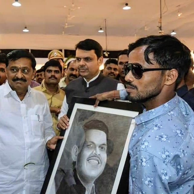 महेशकडे सध्या चित्र रेखाटण्यासाठी कागद उपलब्ध नाही. त्यामुळे त्याने पिंपळाच्या पानावर कलाकृती निर्माण करत आहे. या पिंपळाच्या पानावरील कलेला मोठ्या प्रमाणात मागणी आहे. महेशकडे सध्या चित्र रेखाटण्यासाठी कागद उपलब्ध नाही. त्यामुळे त्याने पिंपळाच्या पानावर कलाकृती निर्माण करत आहे. या पिंपळाच्या पानावरील कलेला मोठ्या प्रमाणात मागणी आहे.