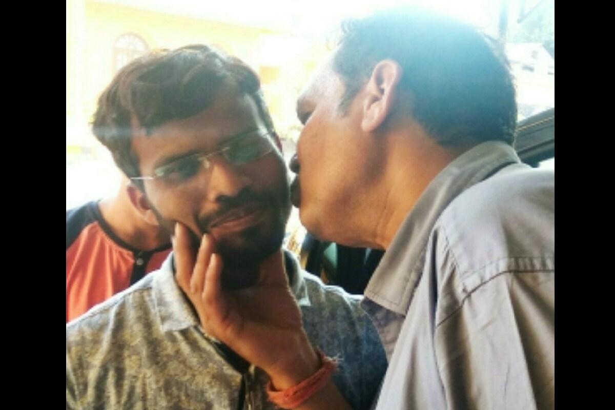लॉकडाउनच्या काळात अनेक कलाकारांवर उपासमारीची वेळ आली आहे. सोलापूर जिल्ह्यातील बार्शी तालुक्यातील महेश अशोक मस्के हे जन्मता एका डोळ्याने अंध आहे. महेशने आजपर्यंत प्रत्येक राजकीय आणि दिग्गज मान्यवरांचे चित्र साकारले आहे. पण, आज त्याला अनेक अडचणींना तोंड द्यावे लागत आहे. लॉकडाउनच्या काळात अनेक कलाकारांवर उपासमारीची वेळ आली आहे. सोलापूर जिल्ह्यातील बार्शी तालुक्यातील महेश अशोक मस्के हे जन्मता एका डोळ्याने अंध आहे. महेशने आजपर्यंत प्रत्येक राजकीय आणि दिग्गज मान्यवरांचे चित्र साकारले आहे. पण, आज त्याला अनेक अडचणींना तोंड द्यावे लागत आहे.