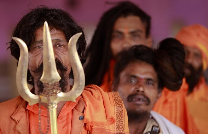 1885: सगळ्यात पहिले महंत रघबीर दास यांनी फैजाबाद कोर्टात अर्ज दाखल करून बाबरी मशिदीच्या जागेवर मंदिर बांधण्यासाठी परवानगी मागितली मात्र ती फेटळली गेली.