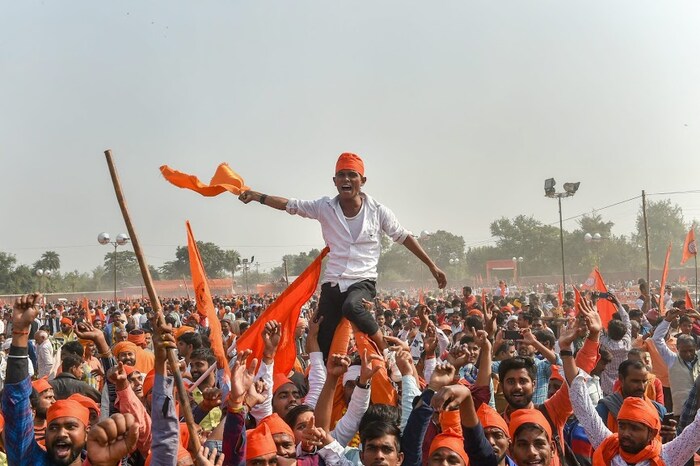 1992: देशभरातून लाखो कारसेवक अयोध्येत जमले आणि 6 डिसेंबरला वादग्रस्त मशिद जमीनदोस्त केली.