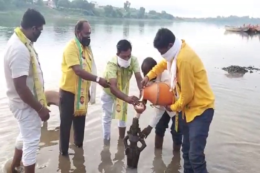 राज्यभर दूध आंदोलनाला आक्रमक सुरुवात, सरकारच्या विरोधात तीव्र घोषणाबाजी