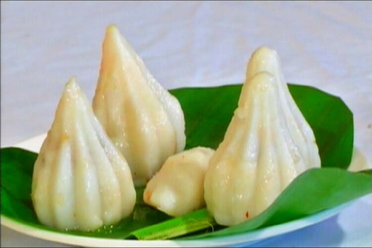 गणपती बाप्पाच्या आगमनाचा आनंद जितका असतो, तितकीच उत्सुकता असते ती मोदक खाण्याची. मोदक प्रत्येकाला आवडतात. गणेश चतुर्थीच्या दिवशी प्रत्येकाच्या घरात मोदक बनतात आणि त्यावर चांगलाच ताव मारला जातो. गणपती बाप्पाच्या आगमनाचा आनंद जितका असतो, तितकीच उत्सुकता असते ती मोदक खाण्याची. मोदक प्रत्येकाला आवडतात. गणेश चतुर्थीच्या दिवशी प्रत्येकाच्या घरात मोदक बनतात आणि त्यावर चांगलाच ताव मारला जातो.