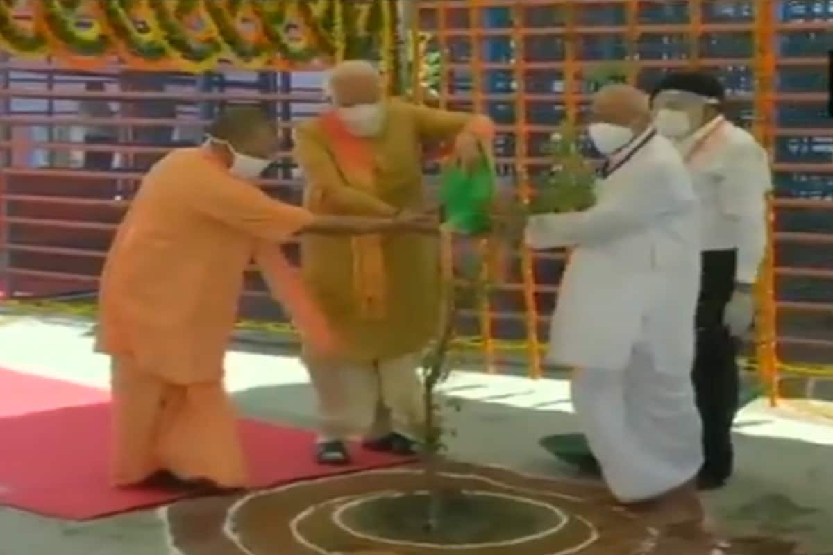 पंतप्रधान नरेंद्र मोदींच्या हस्ते अयोध्येतील राममंदिराचं भूमिपूजन झालं. यानंतर मोदींनी त्याठिकाणी पारिजातकाचं रोपही लावलं. (PHOTO - ANI) पंतप्रधान नरेंद्र मोदींच्या हस्ते अयोध्येतील राममंदिराचं भूमिपूजन झालं. यानंतर मोदींनी त्याठिकाणी पारिजातकाचं रोपही लावलं. (PHOTO - ANI)