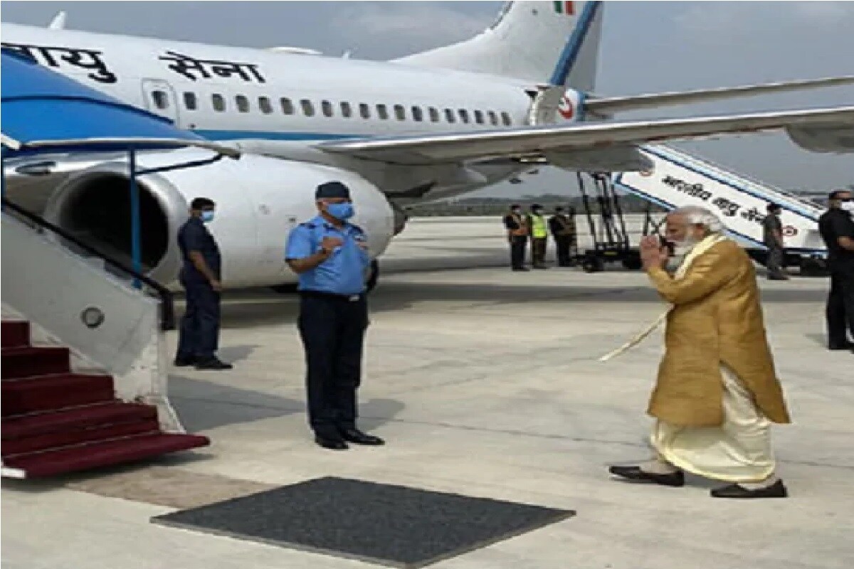 यासाठी पंतप्रधान नरेंद्र मोदी अयोध्येसाठी रवाना झाले आहेत. थोड्याच वेळात मोदी अयोध्येत पोहतचील. यावेळी मोदी धोती आणि कुर्ता परिधान करत पारंपरिक अवतारात दिसले. मोदींनी यावेळी गोल्डन रंगाचा कुर्ता परिधान केला आहे. यासाठी पंतप्रधान नरेंद्र मोदी अयोध्येसाठी रवाना झाले आहेत. थोड्याच वेळात मोदी अयोध्येत पोहतचील. यावेळी मोदी धोती आणि कुर्ता परिधान करत पारंपरिक अवतारात दिसले. मोदींनी यावेळी गोल्डन रंगाचा कुर्ता परिधान केला आहे.
