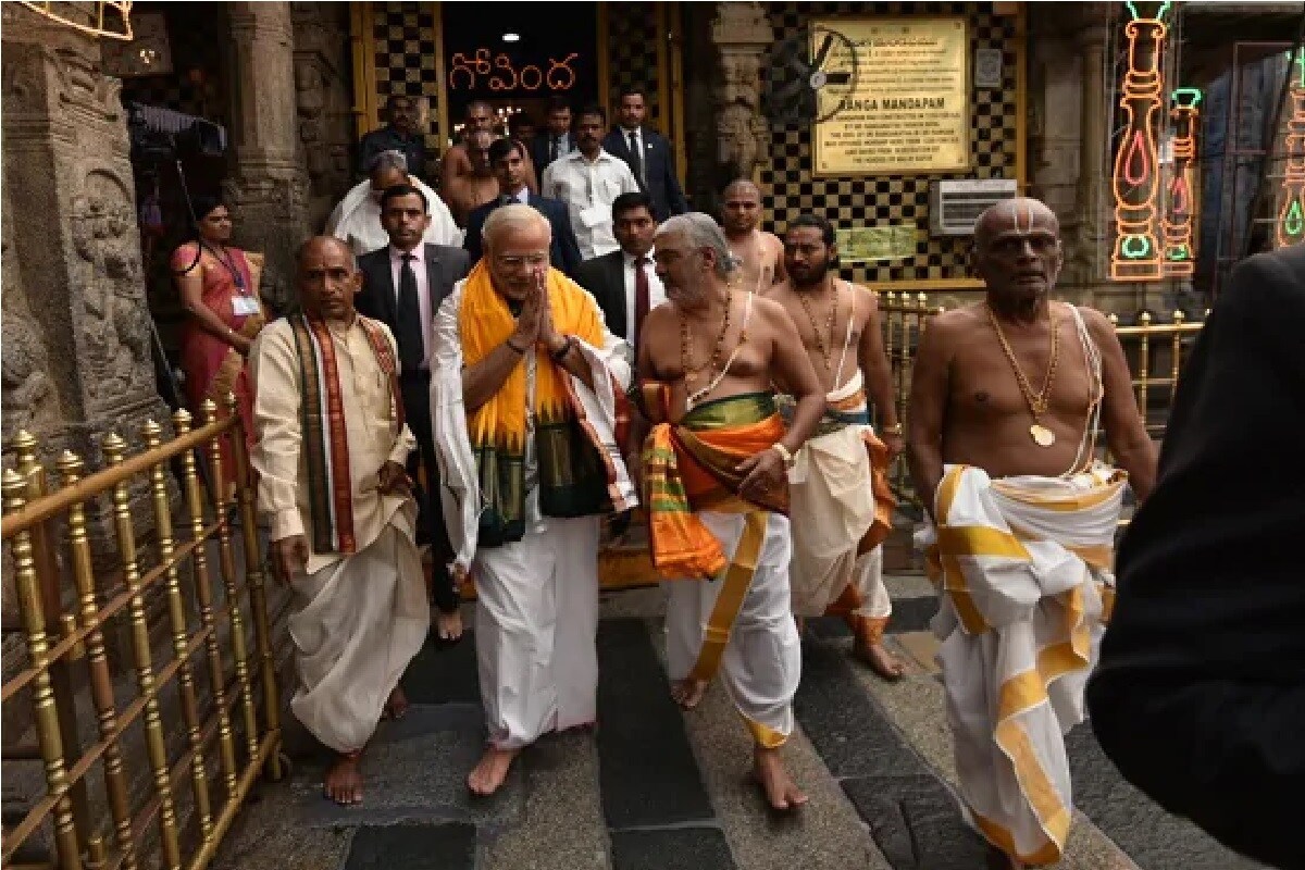एवढेच नाही तर रामलल्लाच्या भूमिपूजनासाठी मोदींनी खास पीतांबरी धोतरही परिधान केले आहे. हिंदू धर्मात पूजा पाठ करण्यासाठी पीतांबरी धोतर पवित्र मानले जाते. एवढेच नाही तर रामलल्लाच्या भूमिपूजनासाठी मोदींनी खास पीतांबरी धोतरही परिधान केले आहे. हिंदू धर्मात पूजा पाठ करण्यासाठी पीतांबरी धोतर पवित्र मानले जाते.