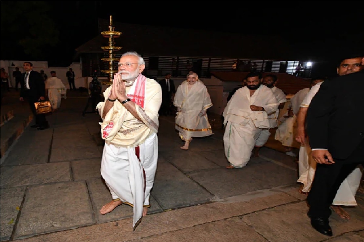 आज मोदी रामभूमित पूजन करतील. याआधी मोदी देश-परदेशात धार्मिक स्थळी किंवा मंदिरात जाताना पारंपरिक अवतारात दिसले आहेत. आज मोदी रामभूमित पूजन करतील. याआधी मोदी देश-परदेशात धार्मिक स्थळी किंवा मंदिरात जाताना पारंपरिक अवतारात दिसले आहेत.