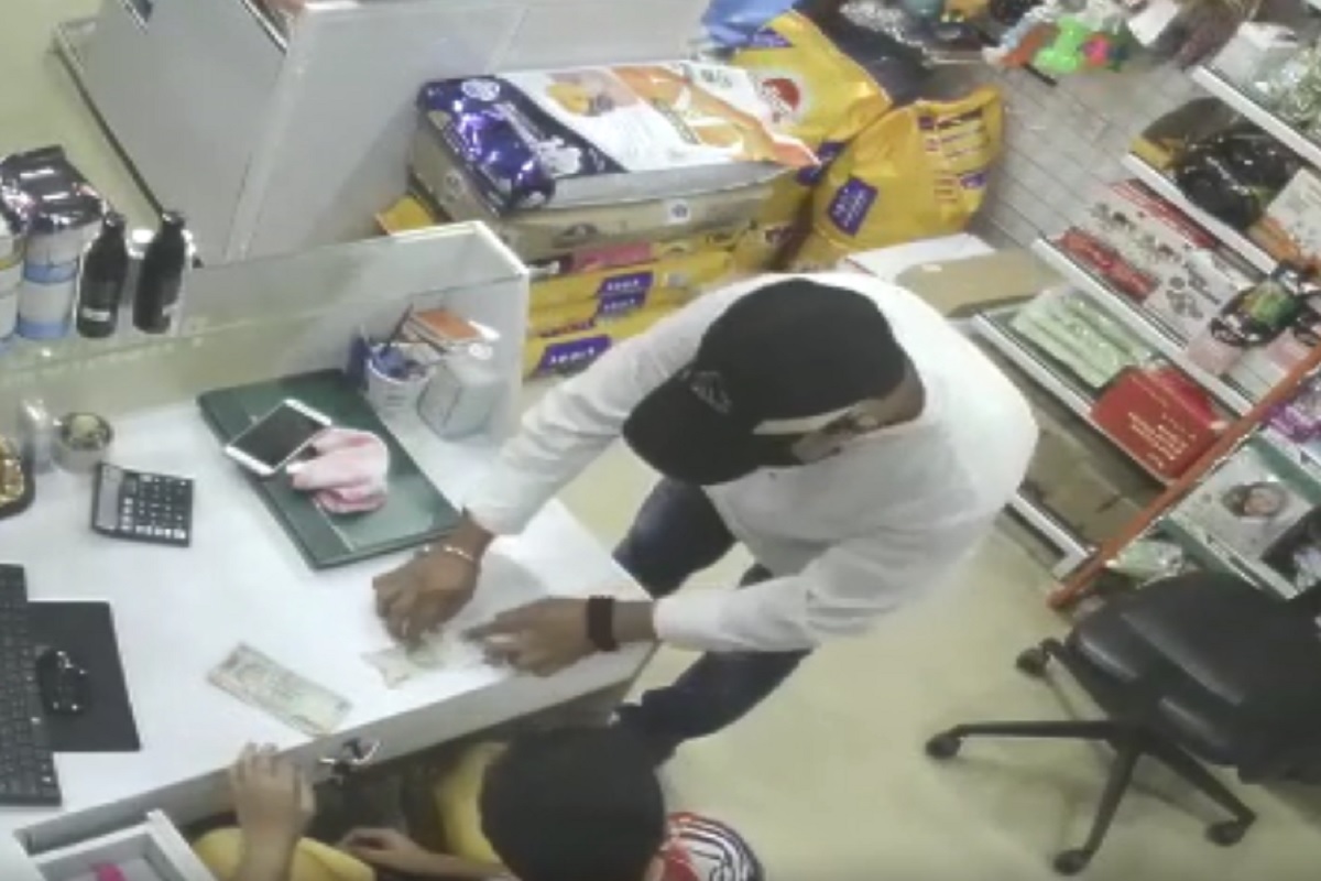 देवाचं नाव सांगून 39 हजारांची केली फसवणूक, डोंबिवलीत घडलेल्या प्रकाराचा CCTV समोर