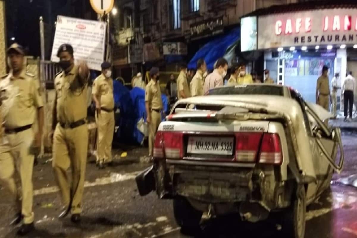 पोलिसांकडून मिळालेल्या माहितीनुसार, 9 वाजून 15 मिनिटांनी ही दुर्घटना घडली आहे. अचानक जनता हॉटेलच्या समोरील रोडवरून वेगात एक गाडी आली आणि हॉटेलसमोर उभा असलेल्या 8 जणांना उडवलं. पोलिसांकडून मिळालेल्या माहितीनुसार, 9 वाजून 15 मिनिटांनी ही दुर्घटना घडली आहे. अचानक जनता हॉटेलच्या समोरील रोडवरून वेगात एक गाडी आली आणि हॉटेलसमोर उभा असलेल्या 8 जणांना उडवलं.