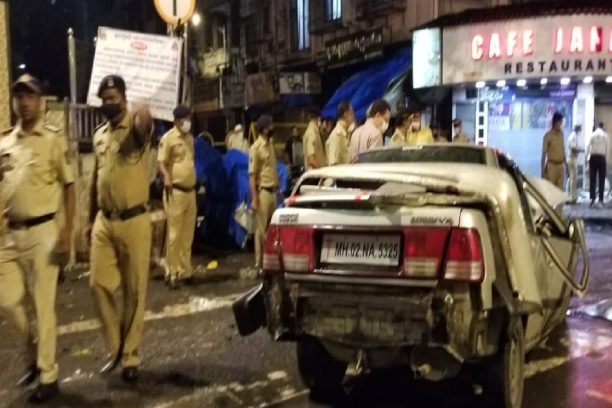 पोलिसांकडून मिळालेल्या माहितीनुसार, 9 वाजून 15 मिनिटांनी ही दुर्घटना घडली आहे. अचानक जनता हॉटेलच्या समोरील रोडवरून वेगात एक गाडी आली आणि हॉटेलसमोर उभा असलेल्या 8 जणांना उडवलं.