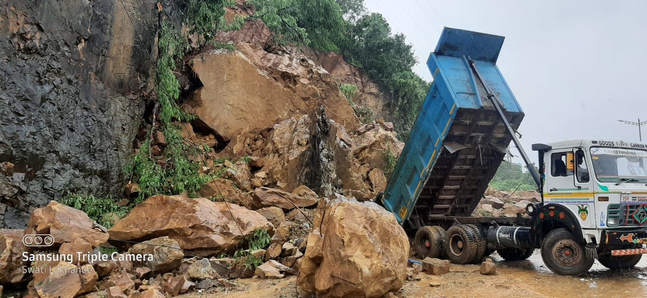 कांदिवली परिसरात पश्चिम द्रुतगती महामार्गावर आज सकाळी भलीमोठी दरड कोसळली. टाईम्स ऑफ इंडियाच्या ऑफिसजवळ ही दुर्घटना घडली. कांदिवली परिसरात पश्चिम द्रुतगती महामार्गावर आज सकाळी भलीमोठी दरड कोसळली. टाईम्स ऑफ इंडियाच्या ऑफिसजवळ ही दुर्घटना घडली.