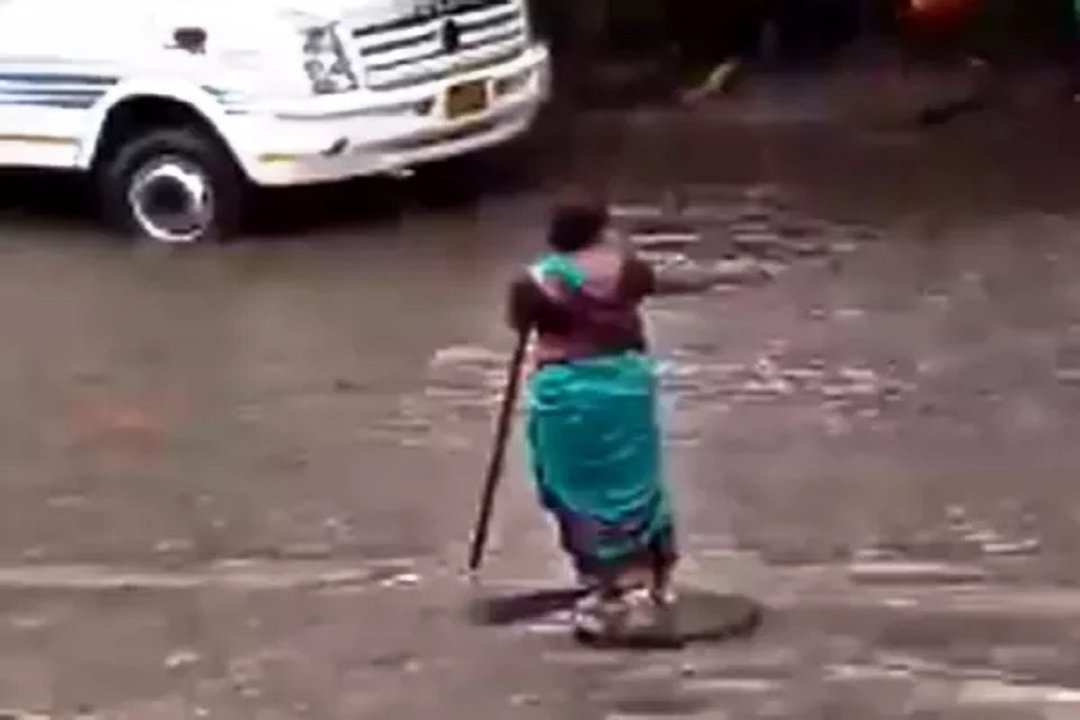 मोडून पडला संसार तरी...! मुंबईकरांच्या सुरक्षेसाठी 'ती' तब्बल 7 तास पाण्यात उभी राहिली