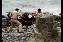 मुंबई पोलिसांना 'hats off'! पाण्यात बुडणाऱ्या वृद्धाचा वाचवला जीव, पाहा VIDEO मुंबई पोलिसांना 'hats off'! पाण्यात बुडणाऱ्या वृद्धाचा वाचवला जीव, पाहा VIDEO