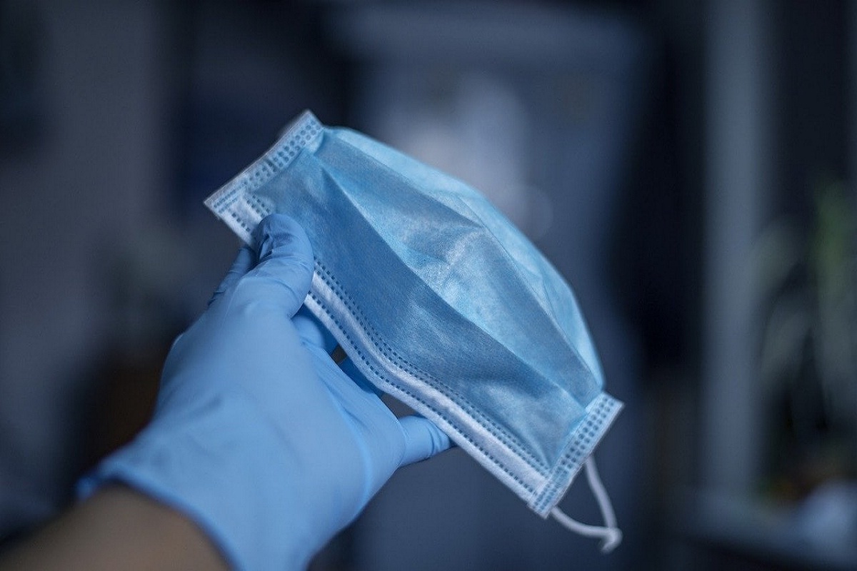 मास्क न घातल्यास आधी 200 रुपये दंड केला जात होता. आता ही रक्कम दुप्पट करण्यात आली असून आता 400 रुपये दंड भरावा लागणार आहे.