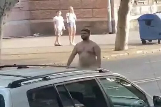 VIRAL VIDEO: NUDE होऊन रस्त्यावर उभा राहिला इसम, समोरून भरधाव वेगानं गाडी आली आणि...