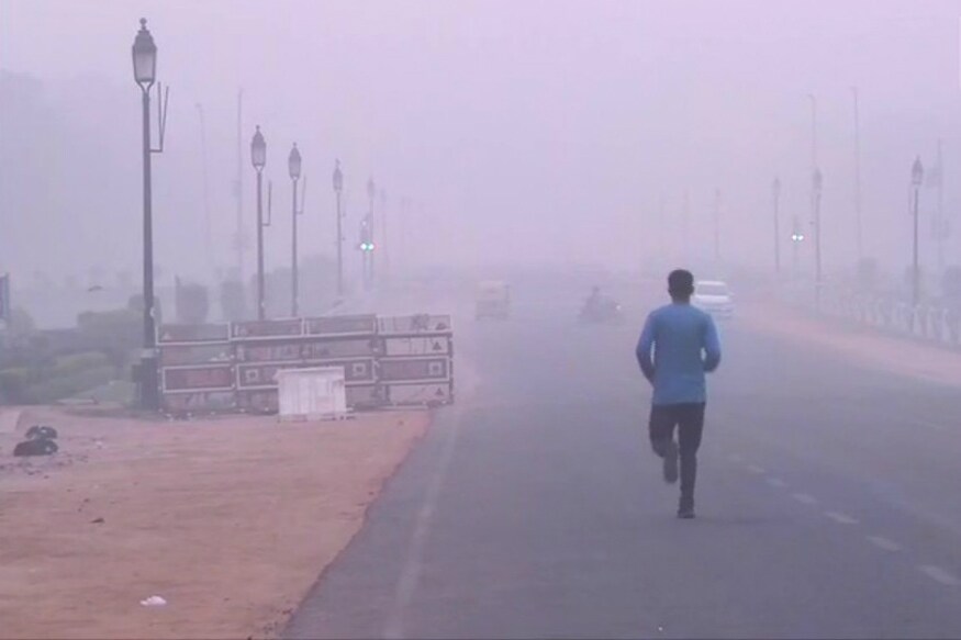 हवेत असलेल्या प्रदुषणामुळेही कोरोना वेगाने पसरतो असं तज्ज्ञांनी केलेल्या अभ्यासात आढळून आलं आहे. काही हॉस्पिटल्समधल्या रुग्णांचा अभ्यास केल्यानंतर हे तथ्य आढळून आलं आहे. हवेत असलेल्या प्रदुषणामुळेही कोरोना वेगाने पसरतो असं तज्ज्ञांनी केलेल्या अभ्यासात आढळून आलं आहे. काही हॉस्पिटल्समधल्या रुग्णांचा अभ्यास केल्यानंतर हे तथ्य आढळून आलं आहे.