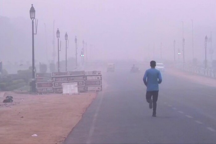 हवेत असलेल्या प्रदुषणामुळेही कोरोना वेगाने पसरतो असं तज्ज्ञांनी केलेल्या अभ्यासात आढळून आलं आहे. काही हॉस्पिटल्समधल्या रुग्णांचा अभ्यास केल्यानंतर हे तथ्य आढळून आलं आहे.