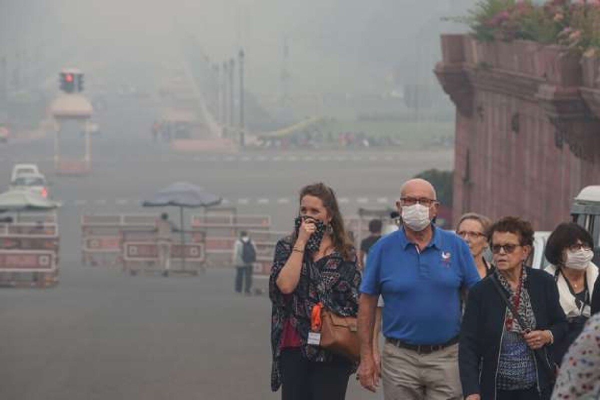 स्वच्छ आणि मोकळ्या हवेत हा व्हायरस फार काळ राहात नाही. त्यामुळे बैठका या बंद खोलीत न करता मोकळ्या जागेत कराव्या असा सल्लाही दिला जातो. स्वच्छ आणि मोकळ्या हवेत हा व्हायरस फार काळ राहात नाही. त्यामुळे बैठका या बंद खोलीत न करता मोकळ्या जागेत कराव्या असा सल्लाही दिला जातो.